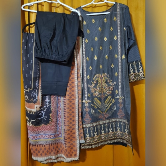 Pakistani designer 3 piece suit - Rang Rasiya - Picture 2 of 3